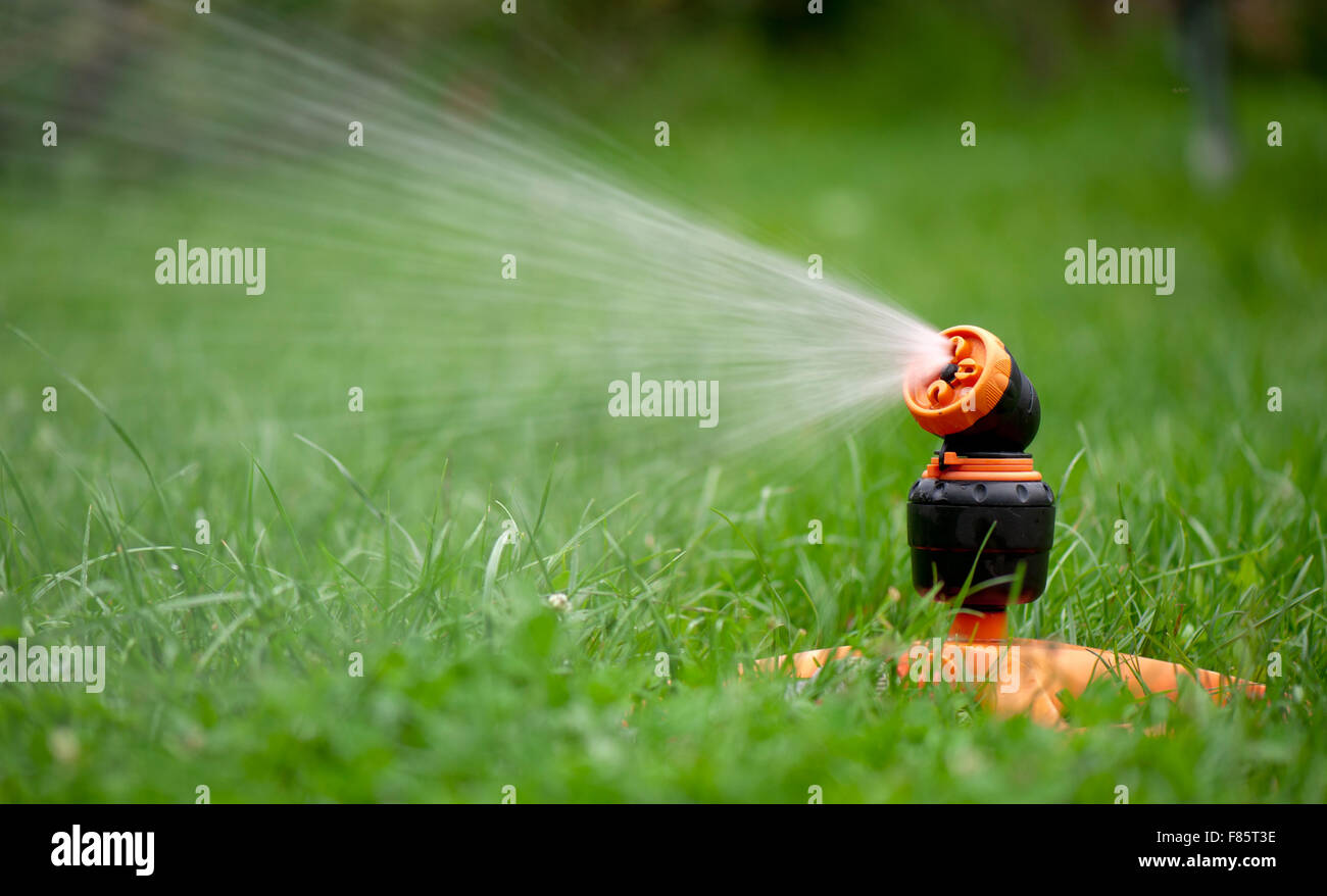 Sprinkler gartenarbeit Fotos und Bildmaterial in hoher Auflösung Alamy