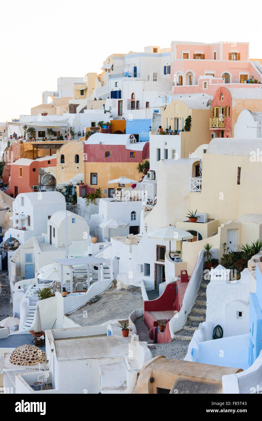 Santorini. Dämmerung der Stadt Oia, farbenfrohen Pastelltönen Unordnung des cubiform Gebäude, Wohnungsbau, und leeren Gassen. Stockfoto