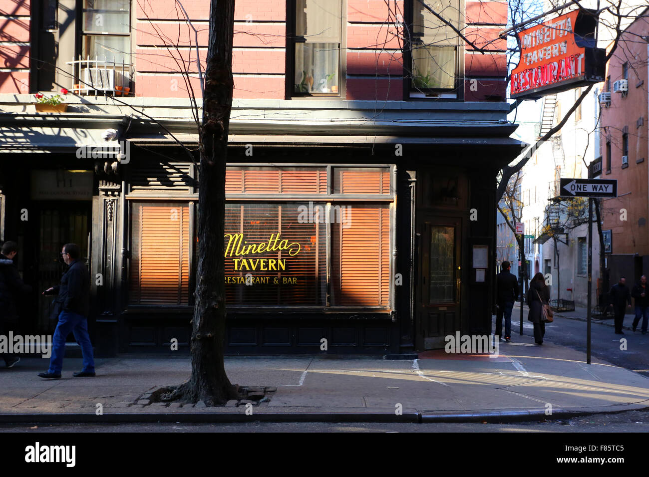 Minetta Tavern, 113 Macdougal St, New York, NY. aussen Storefront von einem Restaurant in der Nähe von Greenwich Village in Manhattan. Stockfoto