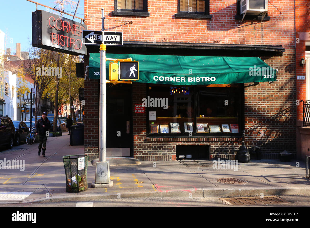 Die Corner Bistro, 331 West 4th Street, New York, NY. aussen Verkaufsplattform für eine Bar und ein Restaurant in der Nähe von Greenwich Village in Manhattan. Stockfoto