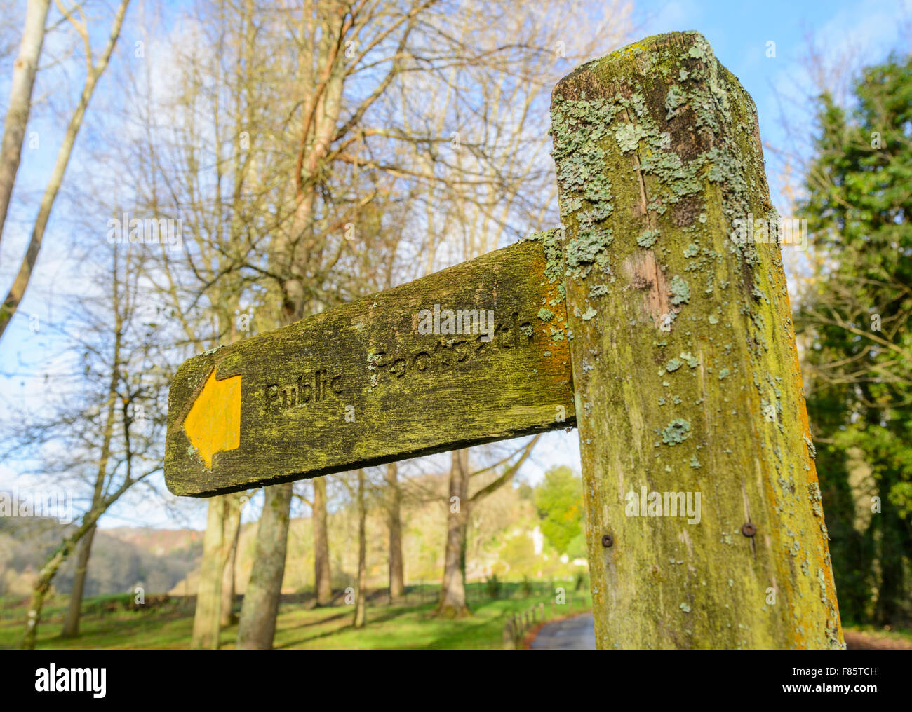 Öffentlichen Fußweg finger Post im Winter in Großbritannien. Stockfoto