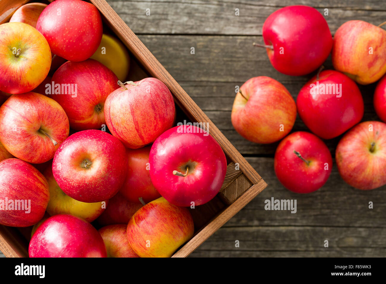 roter Herbst Äpfel auf alten Holztisch Stockfoto