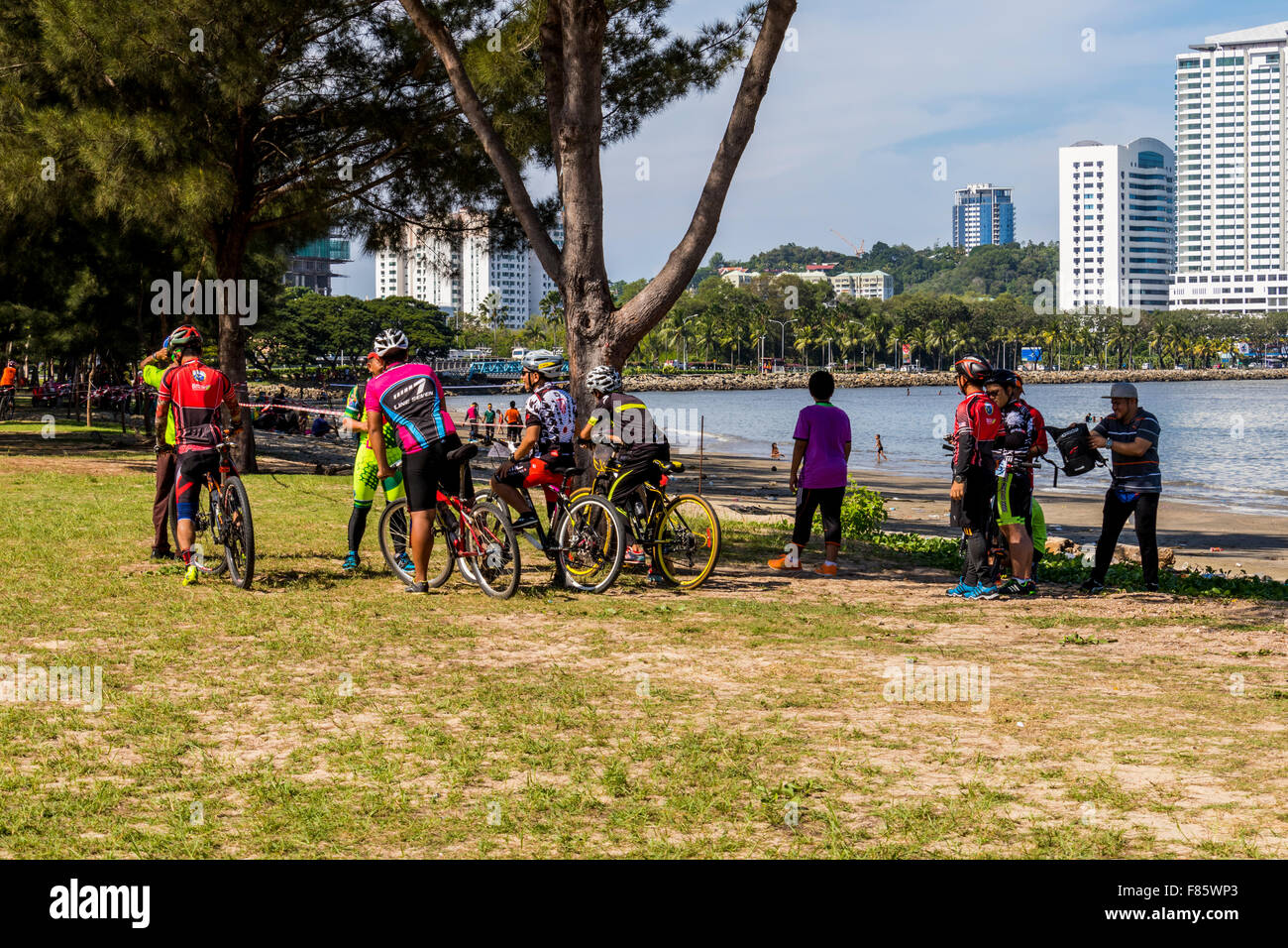 Radfahrer in Likas Bay Kota Kinabalu Sabah Ost-Malaysia Borneo Stockfoto