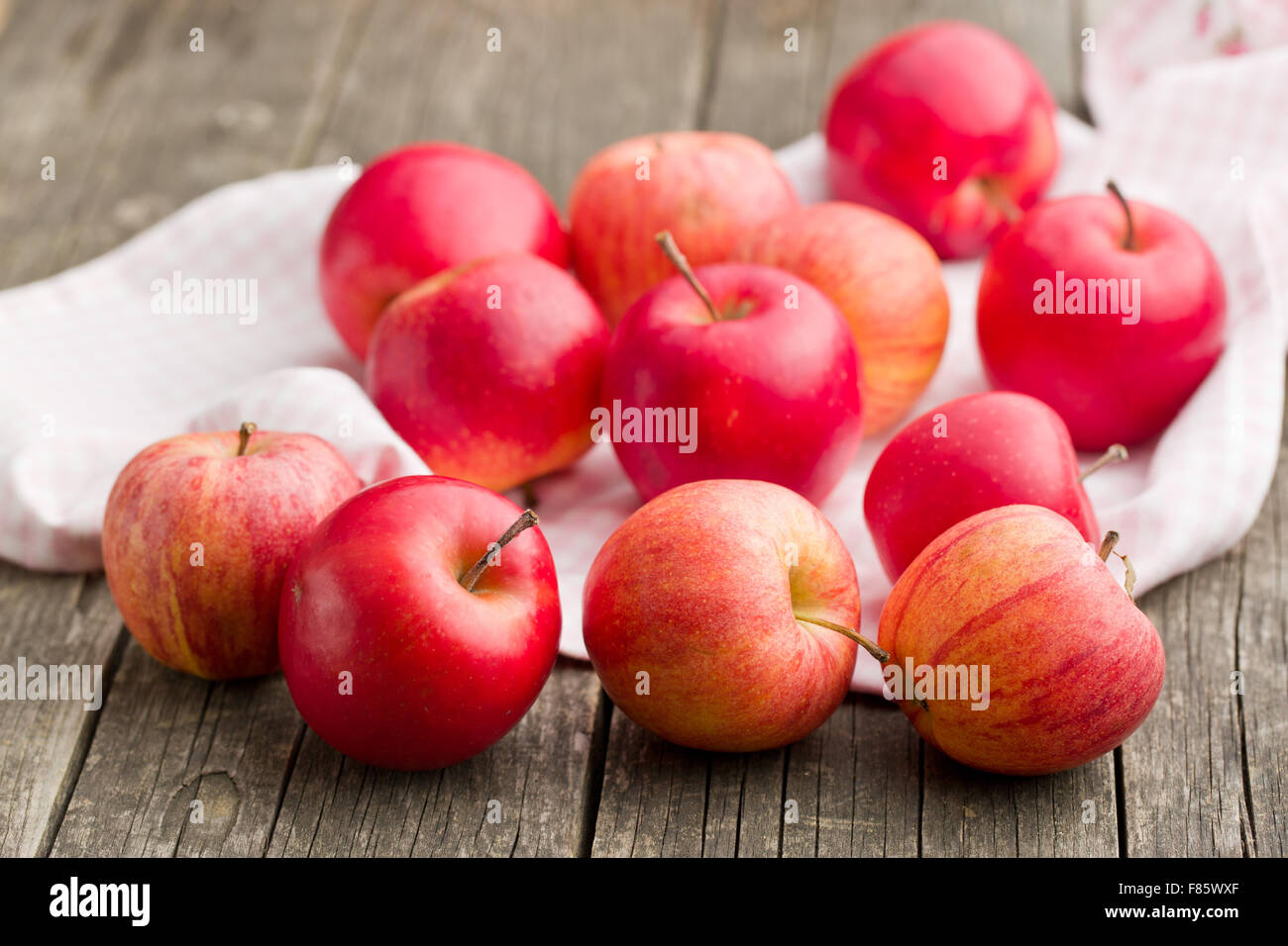 roter Herbst Äpfel auf alten Holztisch Stockfoto