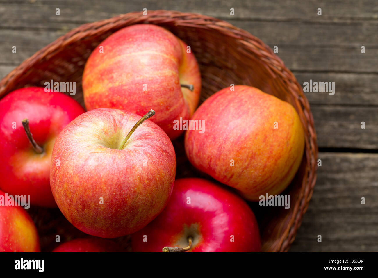 roter Herbst Äpfel in einem Korb Stockfoto