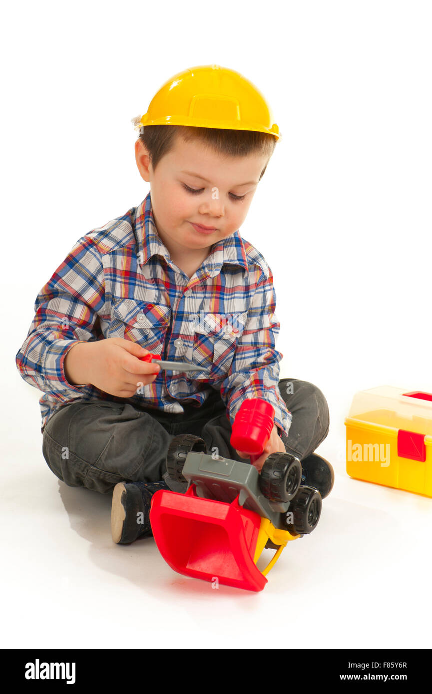kleiner Junge sein Spielzeug Befestigung Stockfoto