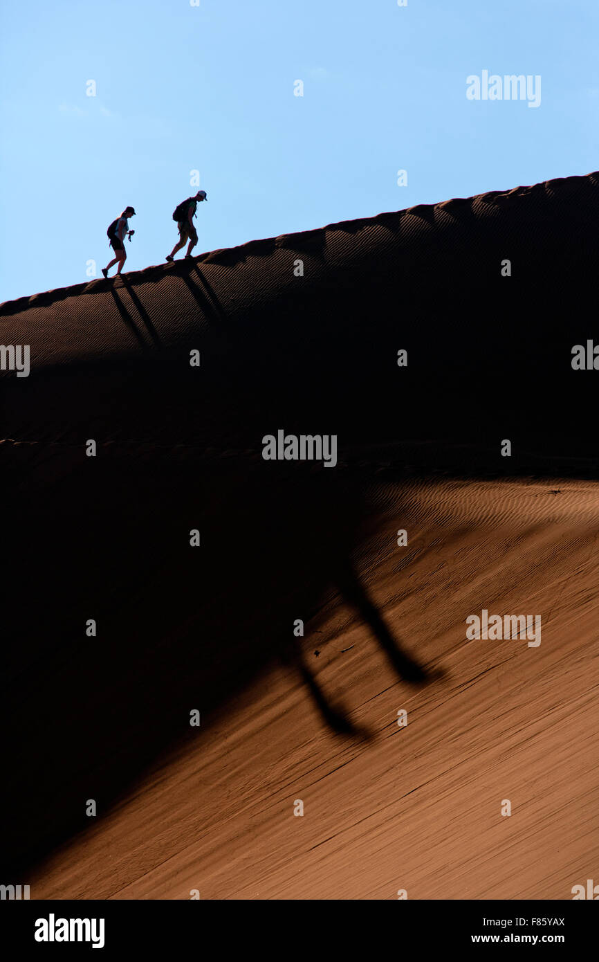 Wanderer auf Big Daddy Düne am Sossusvlei Nationalpark - Namib-Naukluft-Nationalpark, Namibia, Afrika Stockfoto