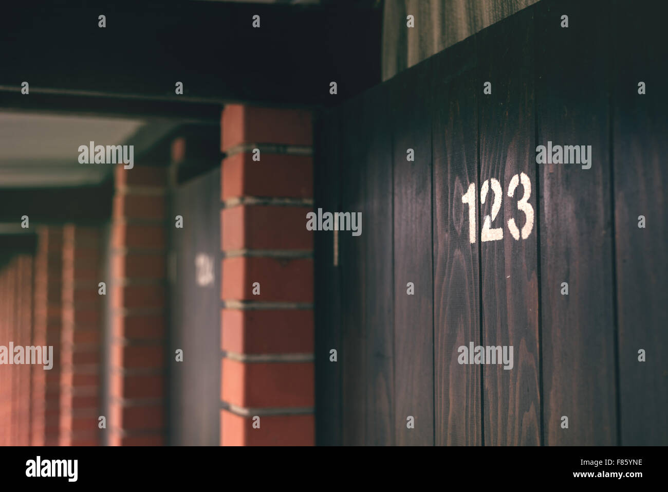 Strand Kabine Türnummer 123, getönten Retro Bild mit Tiefenschärfe Stockfoto