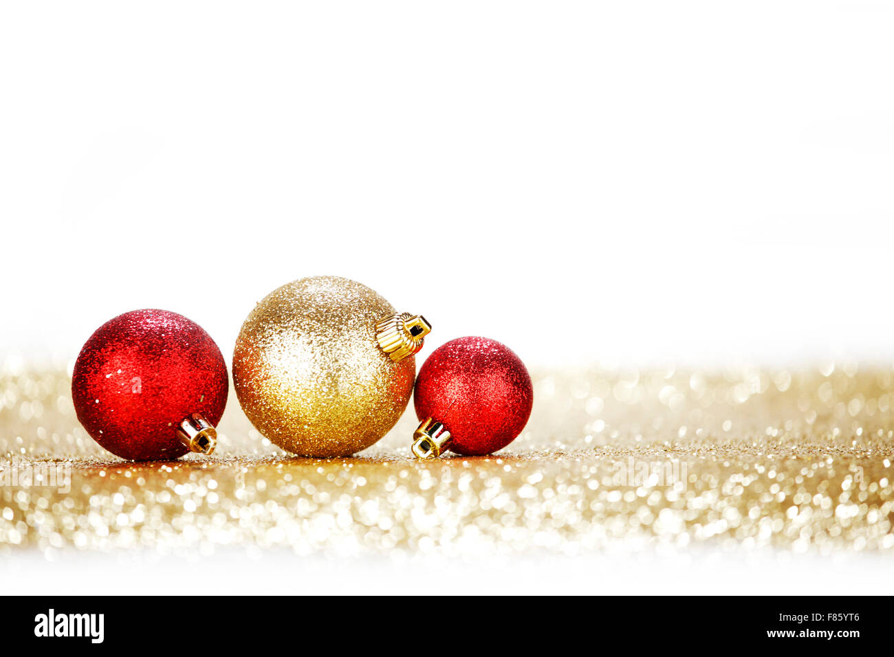 Drei Chritmas Kugeln auf glänzt isoliert auf weißem Hintergrund Stockfoto
