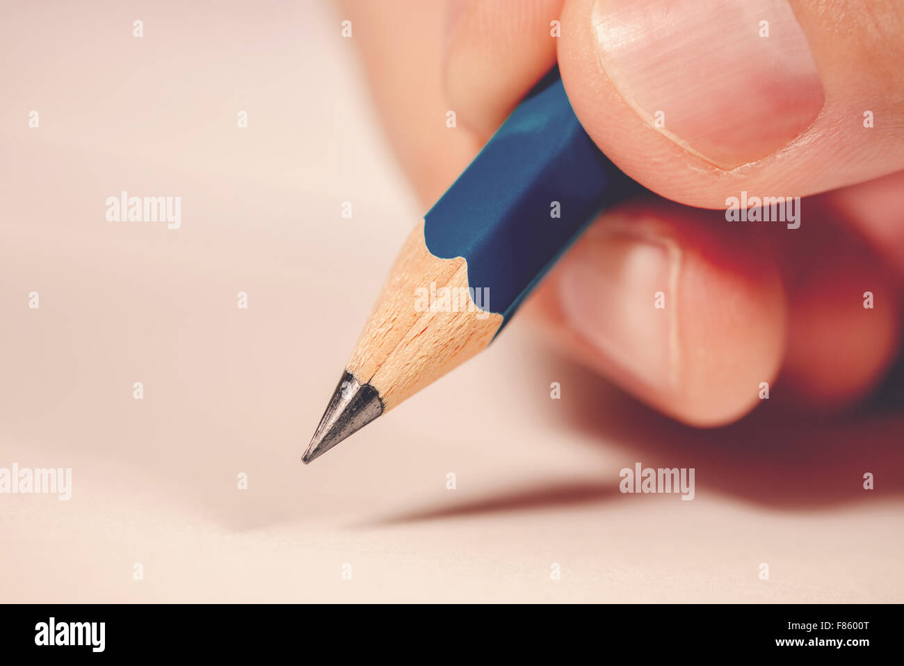 Makroaufnahme der männlichen Hand schriftlichen Notizen mit Bleistift auf einem Stück Papier, selektiven Fokus Stockfoto