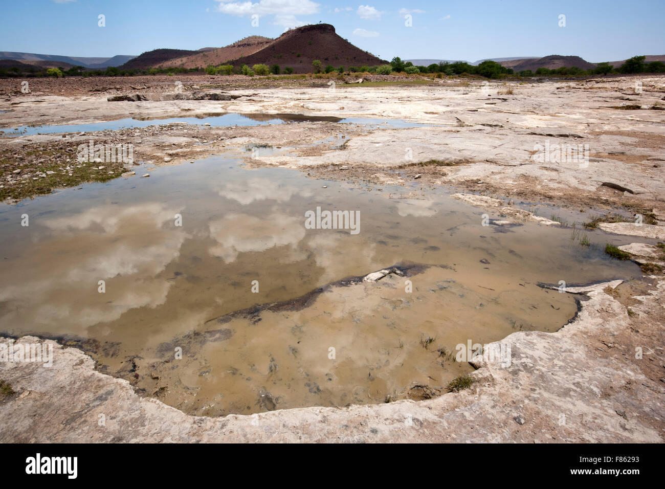 Wasserstelle am Omatendeka Conservancy - Damaraland, Namibia, Afrika Stockfoto