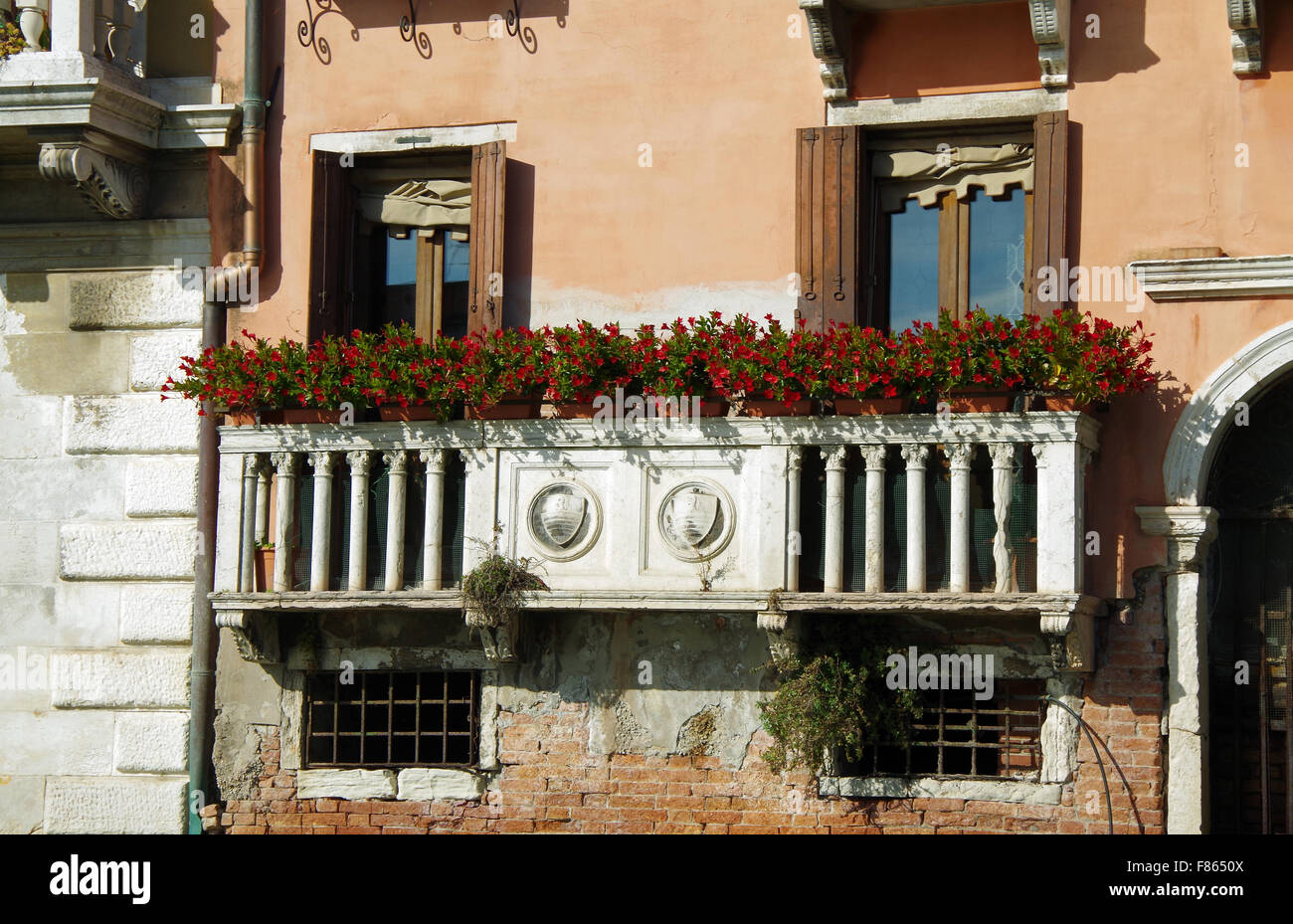 Venedig, Italien, Blumen auf Balkon am Canal grande Stockfoto