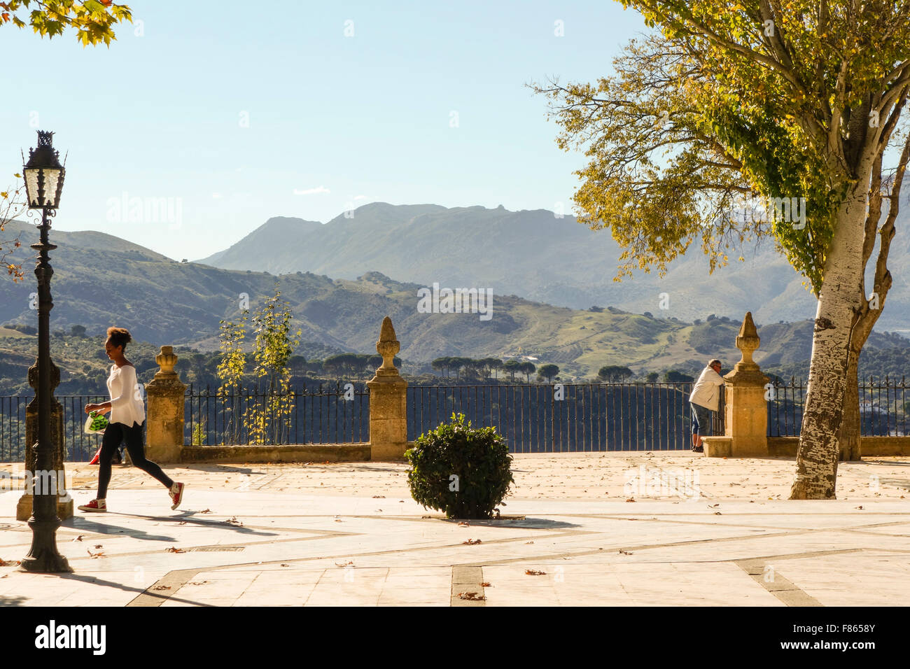 Touristen am Aussichtspunkt, Alameda del Tajo öffentlichen Park von Ronda, Andalusien, Spanien Stockfoto