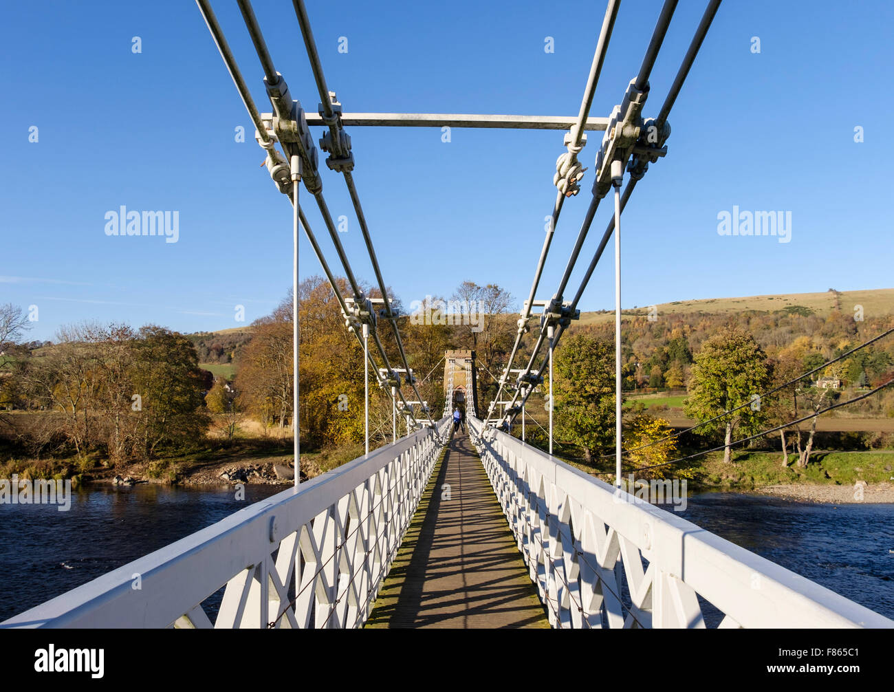 Blick auf Freiheitsbrücke Fußgängerbrücke Route des Southern Upland Way über Fluss Tweed. Melrose Scottish Borders Schottland, Vereinigtes Königreich Stockfoto