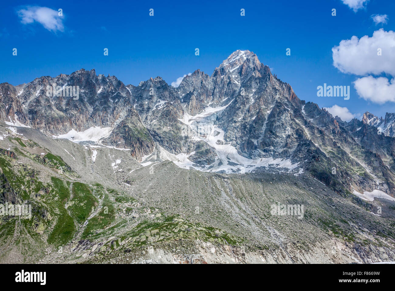 Die Aiguille du Moine (l) und der Grande Rocheuse (c) in den französischen Alpen über Chamonix Stockfoto