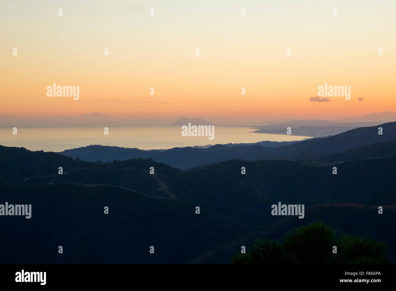 Mittelmeerküste, Costa Del Sol, mit Gibraltar im Hintergrund während des Sonnenuntergangs. Andalusien, Spanien. Stockfoto