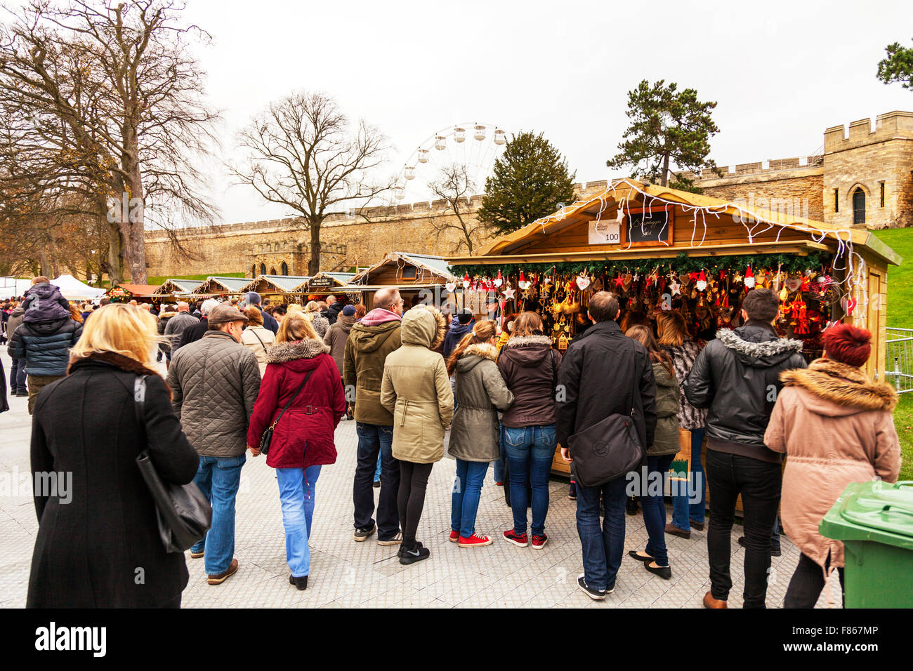 Lincolnshire, UK. 6. Dezember 2015. Lincoln-Weihnachtsmarkt. Besucher strömen, um den Markt zu sehen. Verkaufsständen ihre waren Essen stall verkaufen Snacks Credit: Tommy (Louth) / Alamy Live News Stockfoto