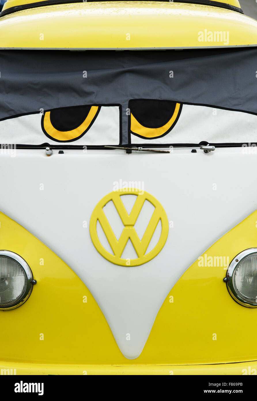 VW Wohnmobile mit Augen Windschutzscheibe Abdeckung gelb. UK  Stockfotografie - Alamy