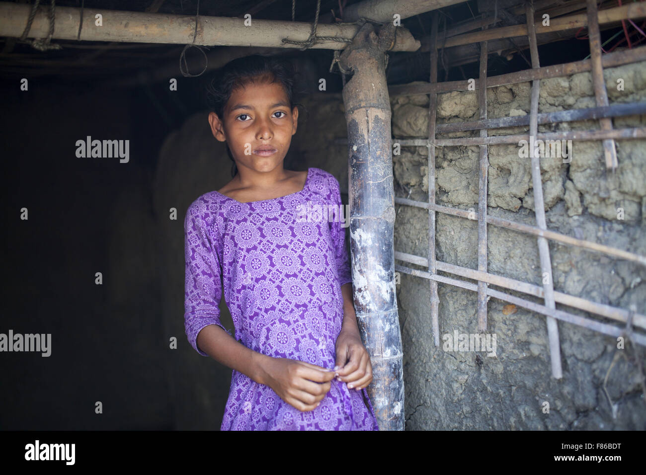 28. November 2015 - Cox Bazar, Bangladesch - COX BAZAR, Bangladesch - November 28: Kinder der Meeresspiegel steigt Bereich im Kutubdia Insel von Cox Bazar Viertel am 28. November, 2015.Kutubdia, eine Insel der Cox Bazar Küste. die Widrigkeiten der Natur ausgelöst vor allem durch Klima ändern. In den letzten zwei Jahrzehnten wurden die Auswirkungen des Klimawandels in Bangladesch Beschleunigung. Kutubdia ist auch schwer getroffen. Der Platz ist sehr anfällig für Wirbelstürme und Sturmfluten, die häufige und intensive in Bangladesch sowie steigender Meeresspiegel und stärkeren Wellen geworden sind. Das Ergebnis ist massive erosion Stockfoto