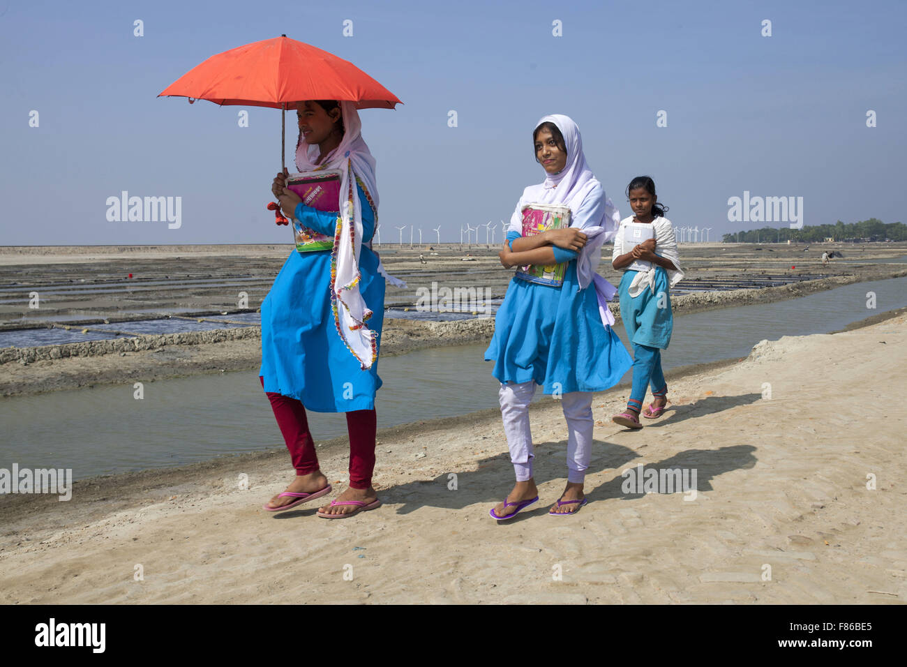 28. November 2015 - Cox Bazar, Bangladesch - COX BAZAR, Bangladesch - November 28: Ölförderung Kinder der steigende Meeresspiegel Bereich Kutubdia Insel im Cox Bazar Viertel am 28. November, 2015.Kutubdia, eine Insel der Cox Bazar Küste. die Widrigkeiten der Natur ausgelöst vor allem durch Klima ändern. In den letzten zwei Jahrzehnten wurden die Auswirkungen des Klimawandels in Bangladesch Beschleunigung. Kutubdia ist auch schwer getroffen. Der Platz ist sehr anfällig für Wirbelstürme und Sturmfluten, die häufige und intensive in Bangladesch sowie steigender Meeresspiegel und stärkeren Wellen geworden sind. Das Ergebnis sind massive ero Stockfoto