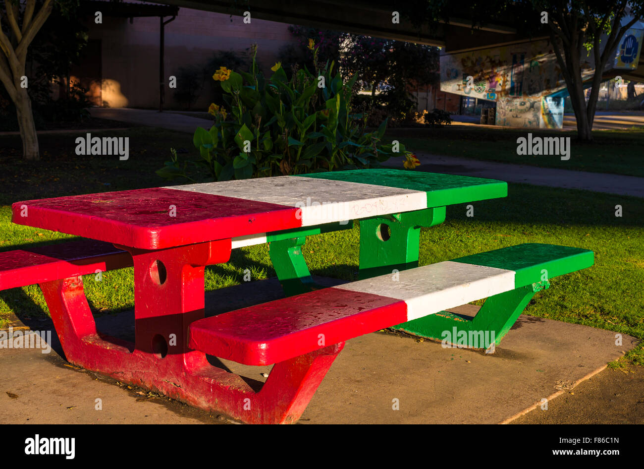 Sitzbank lackiert in den Farben der Flagge von Mexiko Chicano Park. Barrio Logan, San Diego, California, United States. Stockfoto