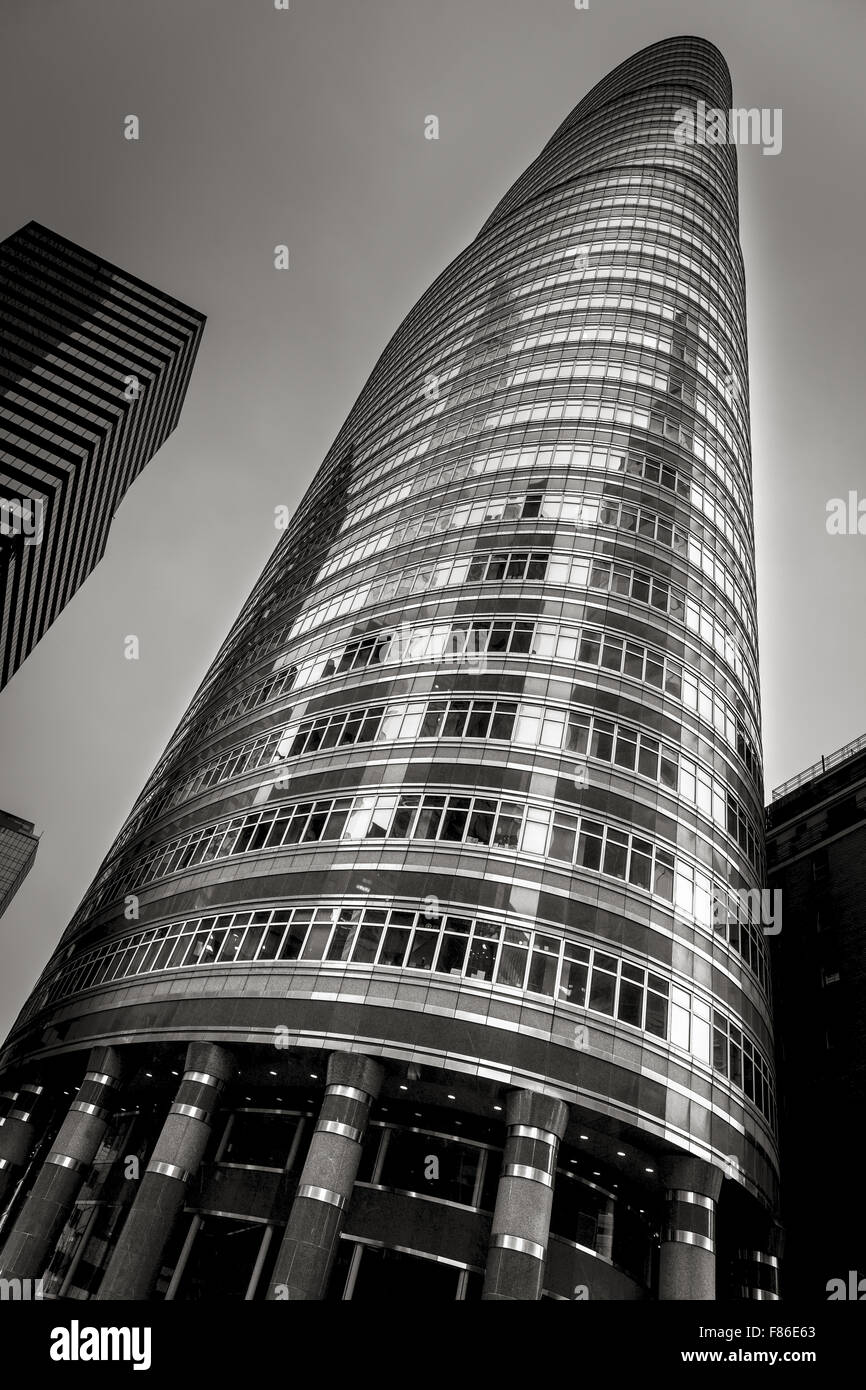 Blick auf die Straße Ebene des postmodernen Lippenstift-Gebäude (von Philip Johnson und John Burgee) in Midtown Manhattan New York City. Stockfoto