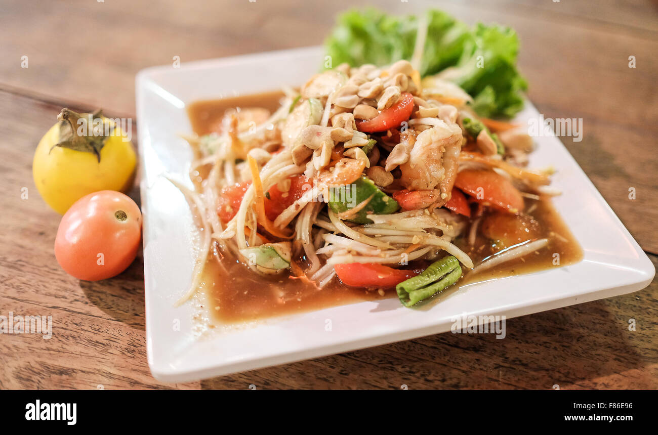 Somtum, Papaya-Salat mit Garnelen, würzigen Thai Futternapf Stockfoto