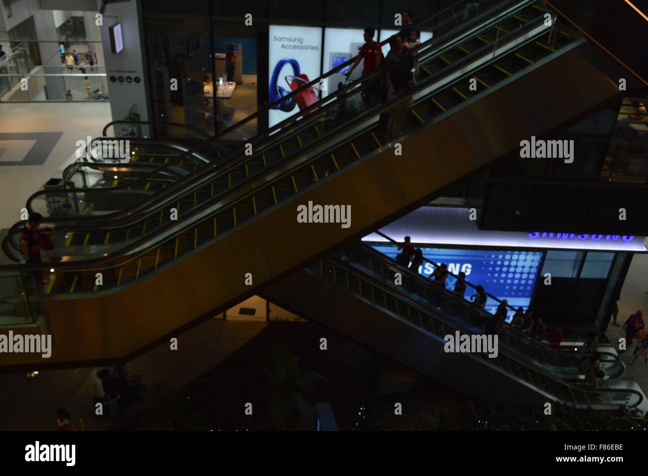 schöne Aussicht auf Multi-Story-Ansicht der Rolltreppe im modernen Einkaufszentrum Stockfoto