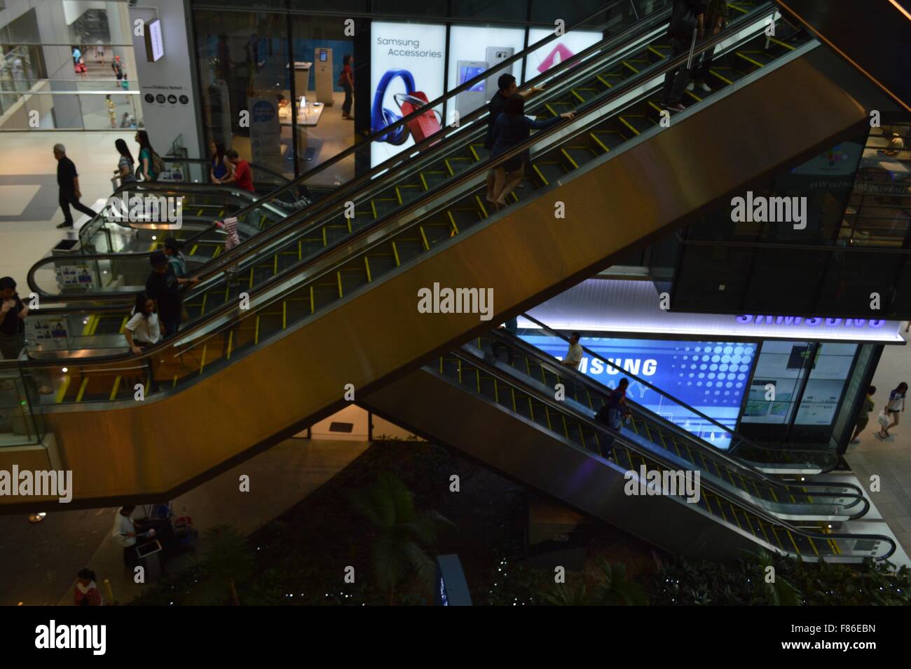 schöne Aussicht auf Multi-Story-Ansicht der Rolltreppe im modernen Einkaufszentrum Stockfoto