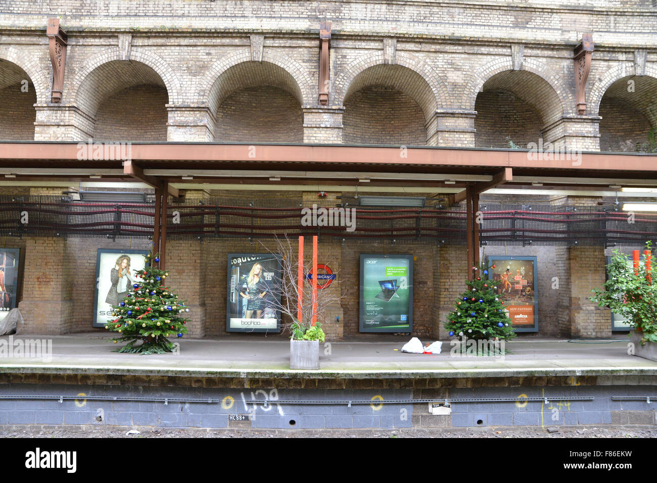 Station Barbican, London, UK. 6. Dezember 2015. Weihnachtsbäume werden legte in der Barbican Underground station © Matthew Chattle / Stockfoto
