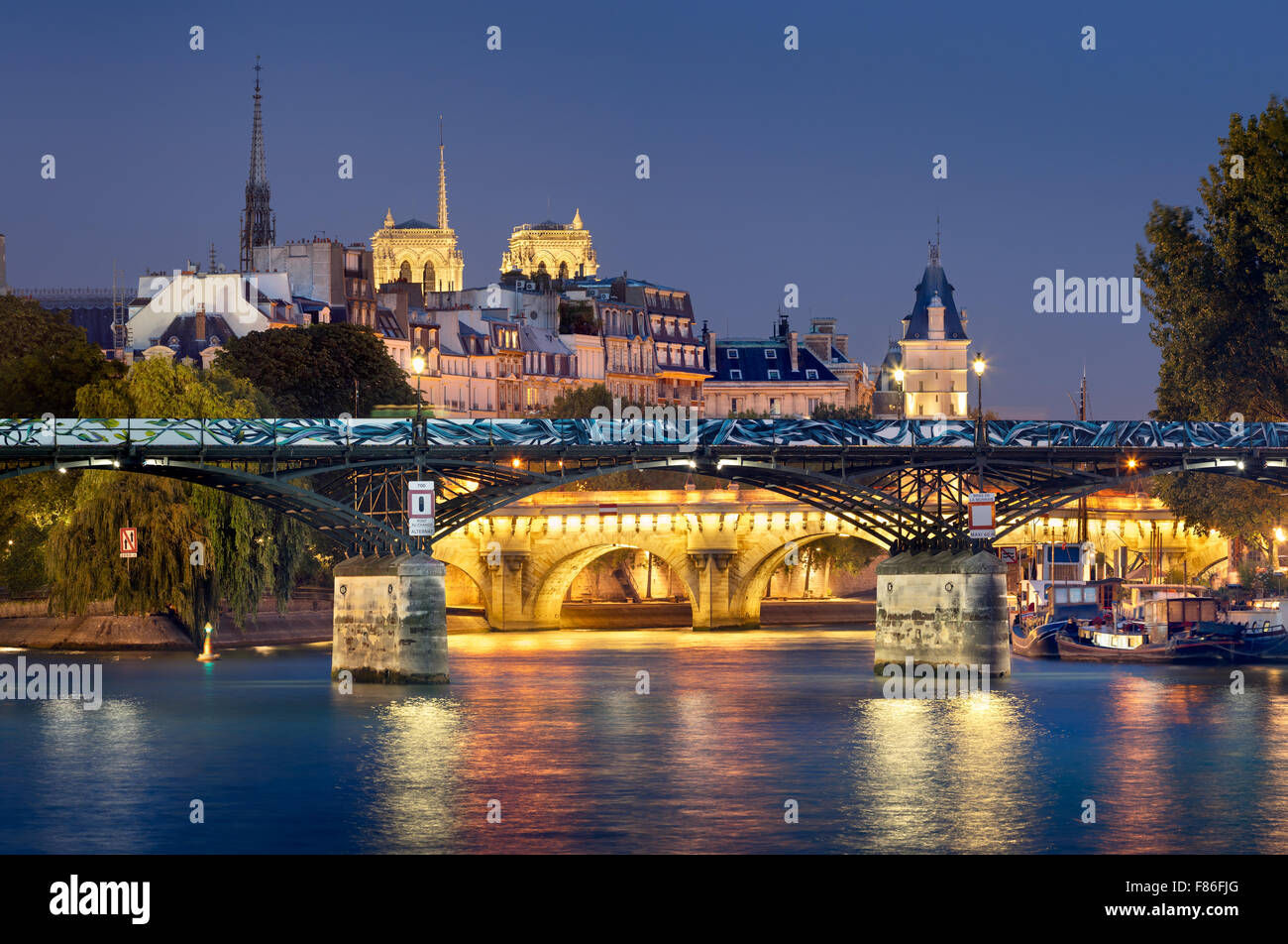 Pont des Arts, Pont Neuf, Kathedrale Notre-Dame de Paris Türme und Seineufer. Blick am Abend beleuchtet. Ile De La Cite, Paris Stockfoto