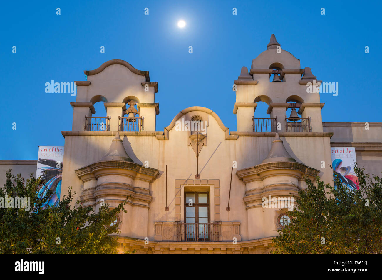 Haus mit Charme Gebäude, Mond Overhead. Balboa Park, San Diego, California, United States. Stockfoto
