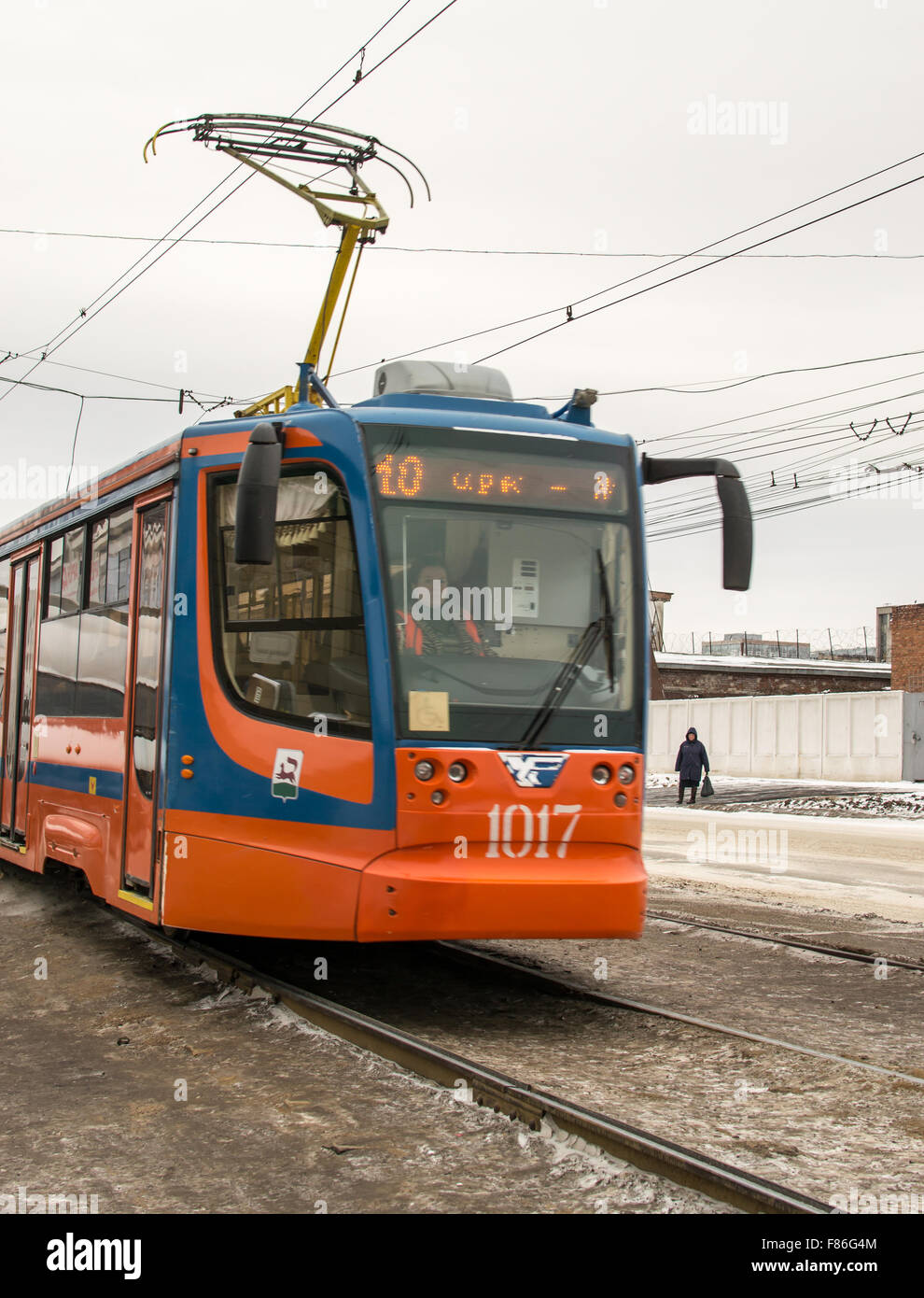 Buntes elektrische Oberleitungsbus in einer industriellen Umgebung bewegt sich Arbeiter zu Arbeitsräumen während der Wintermonate in Ufa, Stockfoto