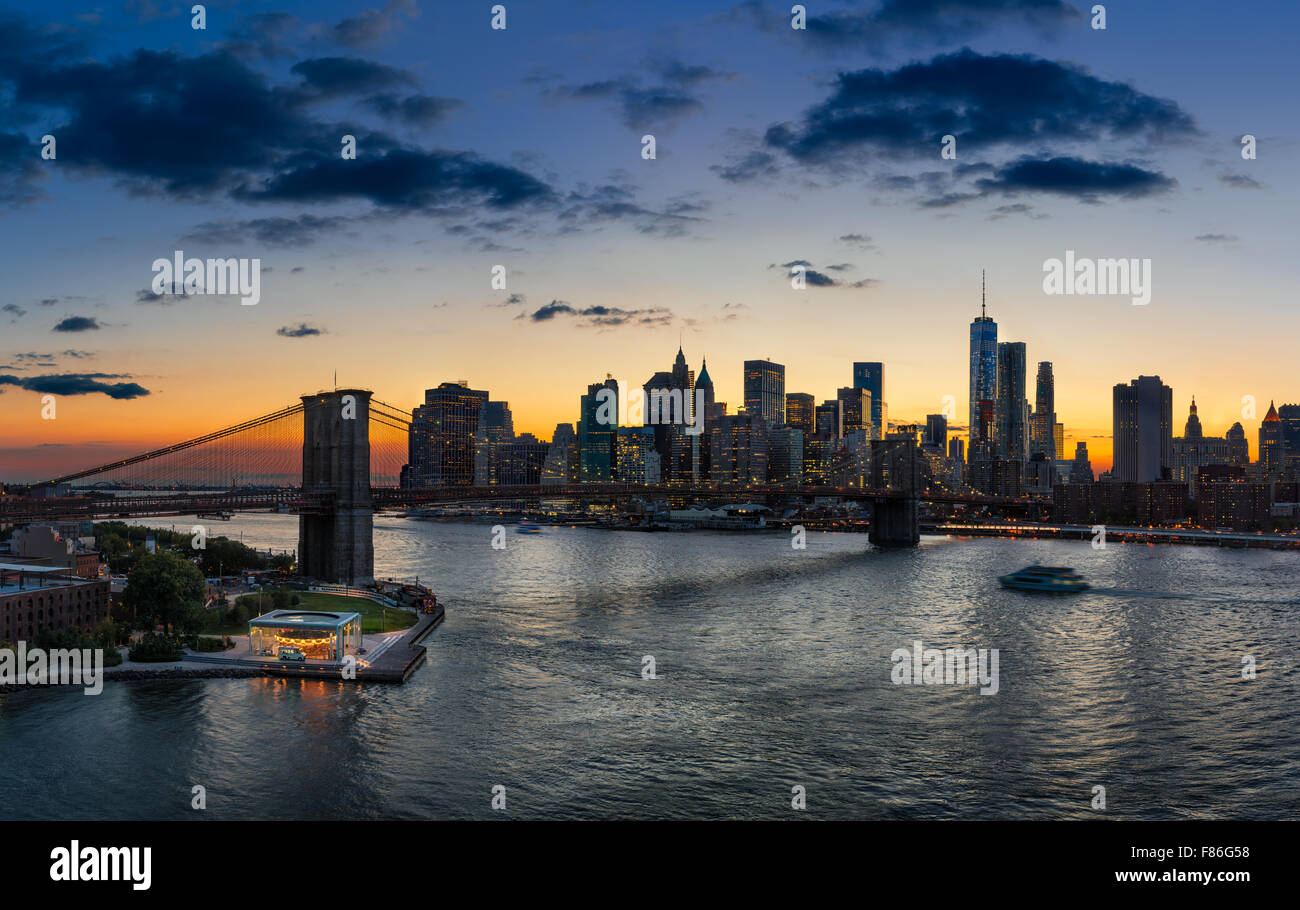 Erhöhten Blick auf die Brooklyn Bridge, East River, Lower Manhattan, Wolkenkratzer und Wolken bei Sonnenuntergang. New York City Stockfoto