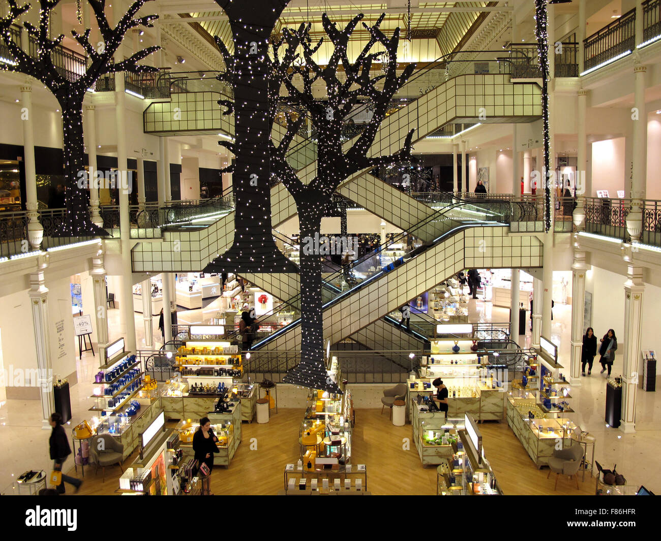 Le Bon Marche Kaufhaus, Weihnachtsdekoration, Paris, Frankreich, t He ikonischen zentrale Rolltreppen von Andree Putman entworfen Stockfoto