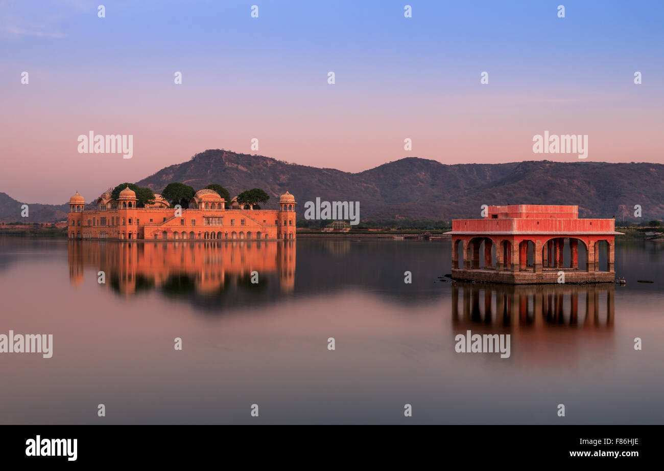 Der Wasserpalast Jal Mahal bei Sonnenuntergang, Jaipur, Rajasthan, Indien Stockfoto