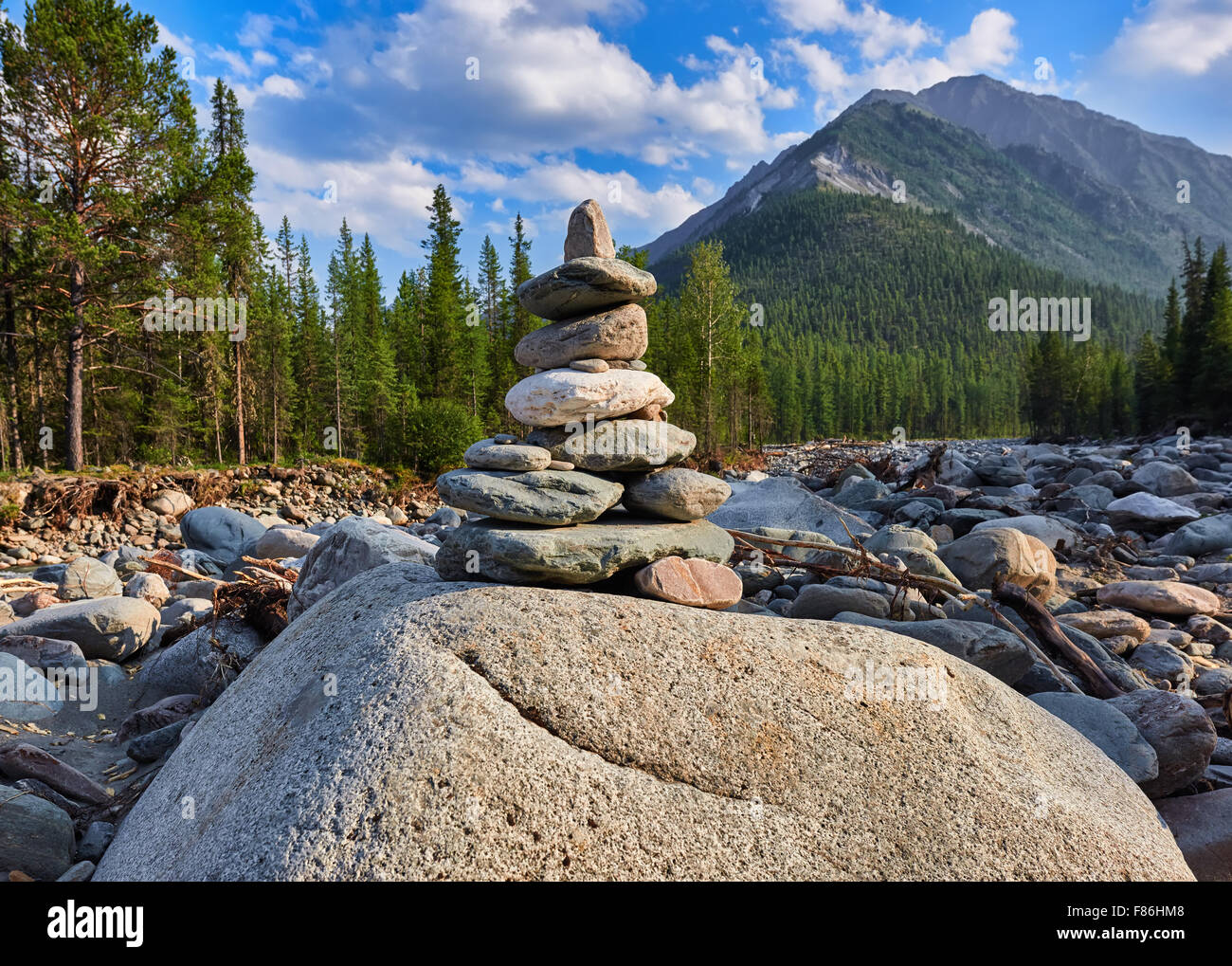 Cairn. Pyramide aus Steinen. Sibirischen Fluss Bergtal Schumak. Östlichen Sayan. Russland. Geringe Schärfentiefe, Fokus auf den Pyr Stockfoto