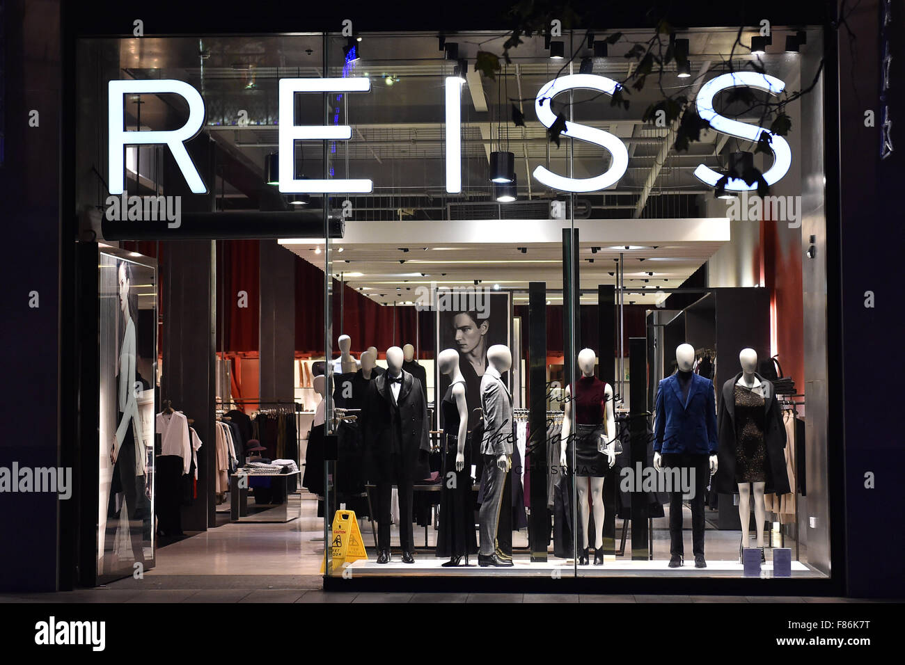 Reiss Bekleidung Einzelhandel in St. Davids Einkaufszentrum, Cardiff, Südwales aufbewahren. Stockfoto