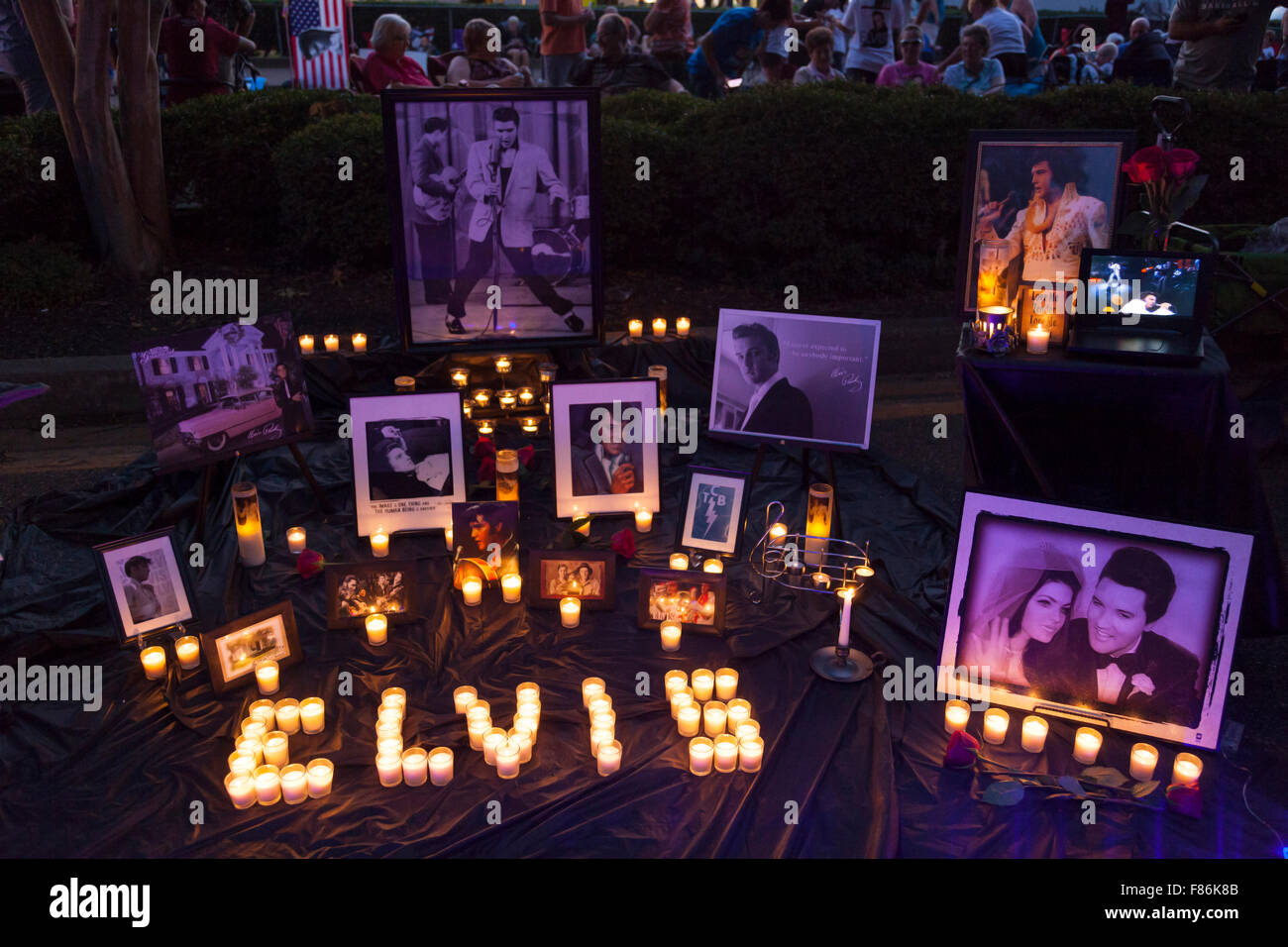 Nachtwache bei Elvis Woche, Graceland, Memphis, Tennessee, USA Stockfoto
