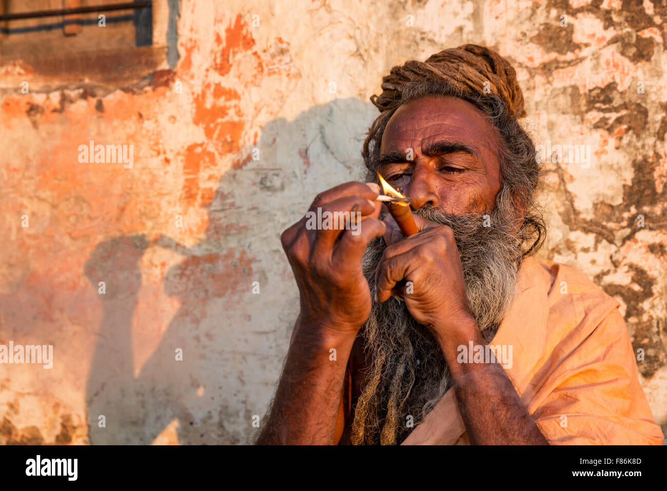 Ein Sadhu rauchen Ganja, Galtaji, Khania-Balaji, Jaipur, Rajasthan, Indien Stockfoto