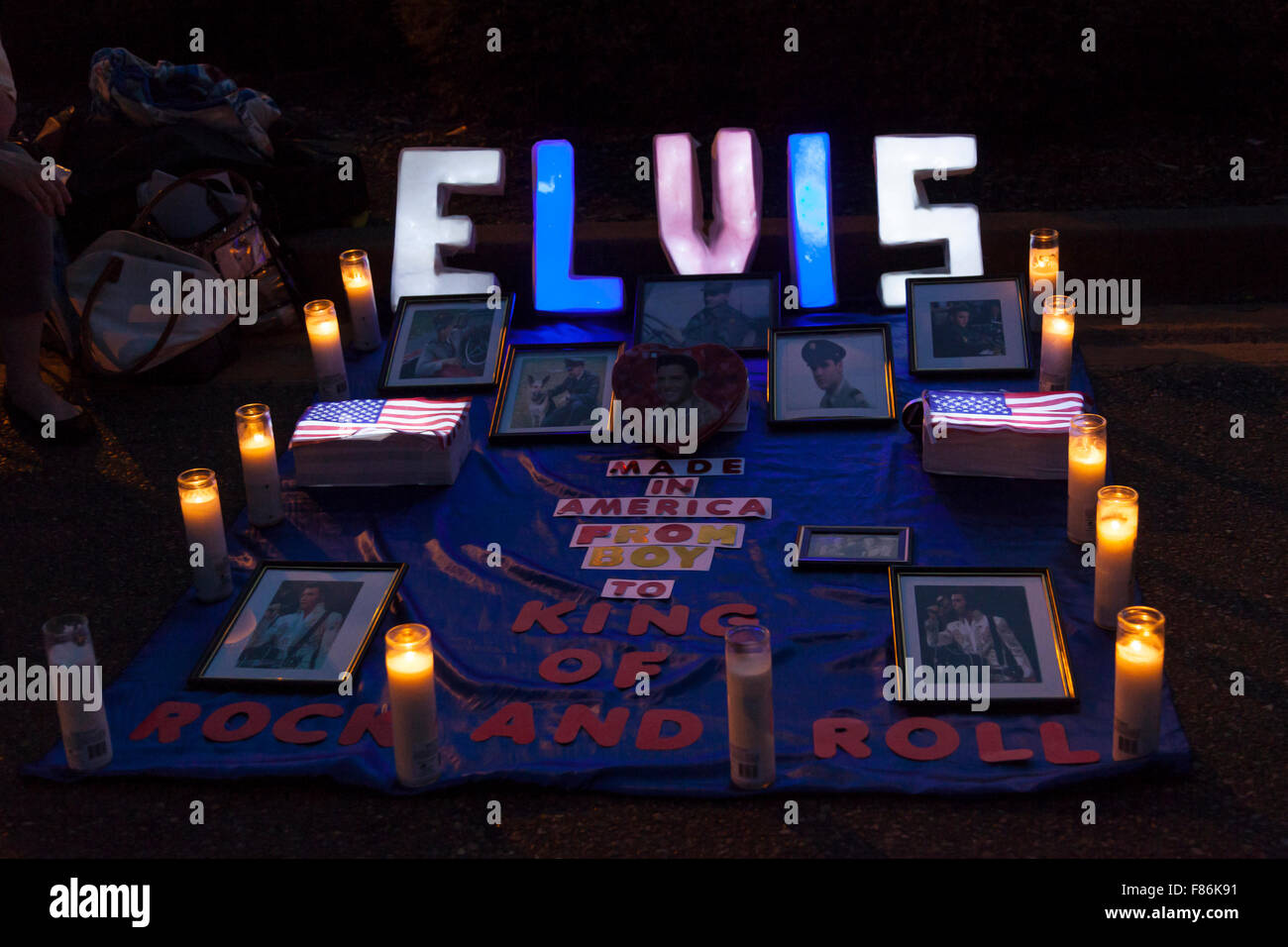 Nachtwache bei Elvis Woche, Graceland, Memphis, Tennessee, USA Stockfoto