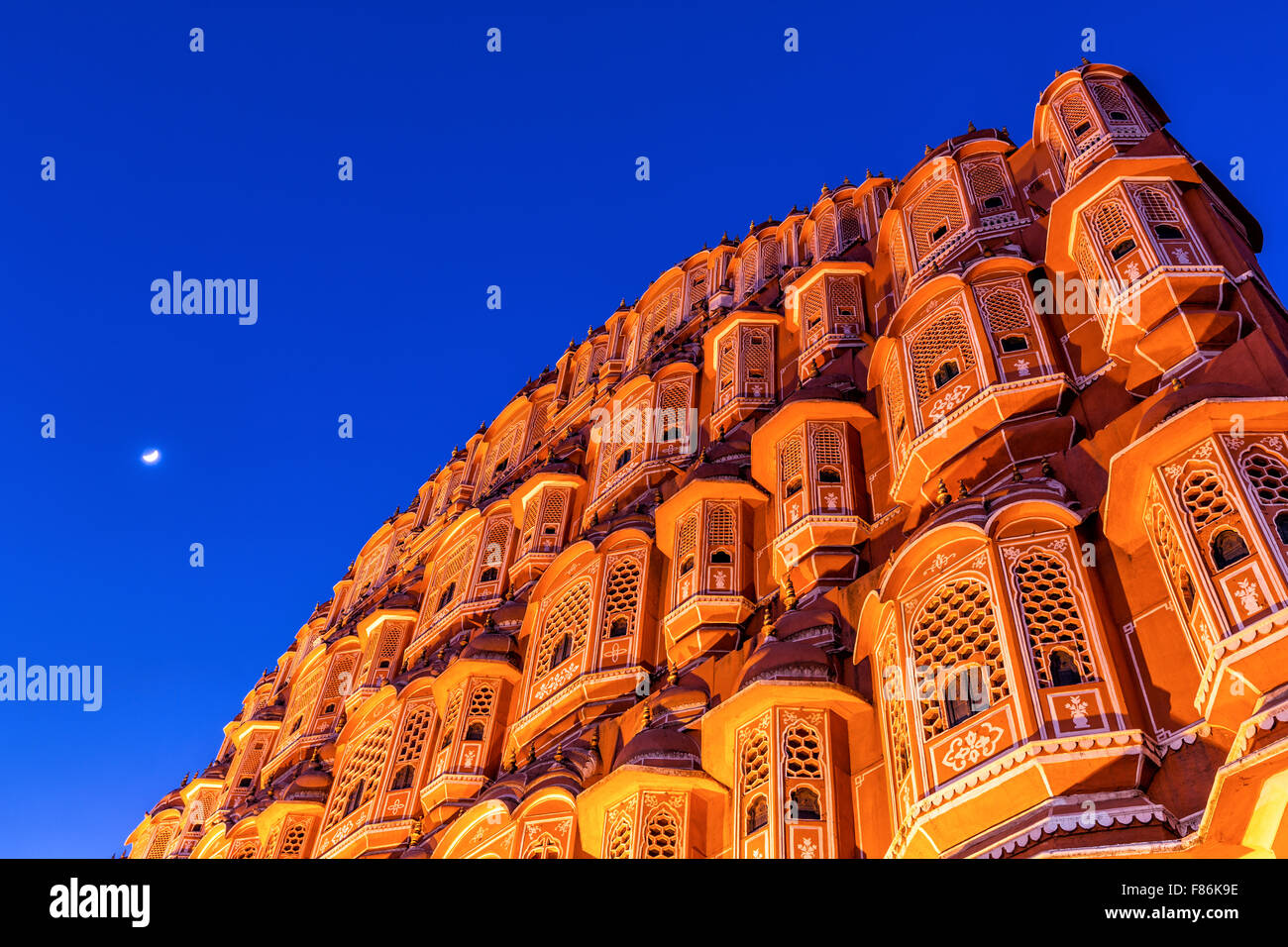 Nachtaufnahme von Hawa Mahal, Palace of the Winds, Jaipur, Rajasthan, Indien Stockfoto