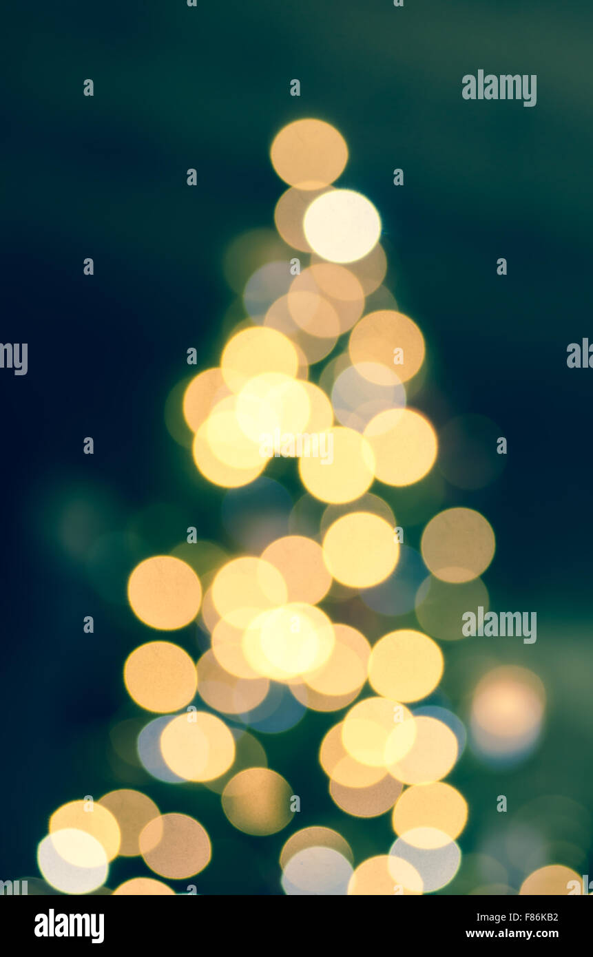 verschwommene Weihnachtsbaum mit Lichtern Stockfoto