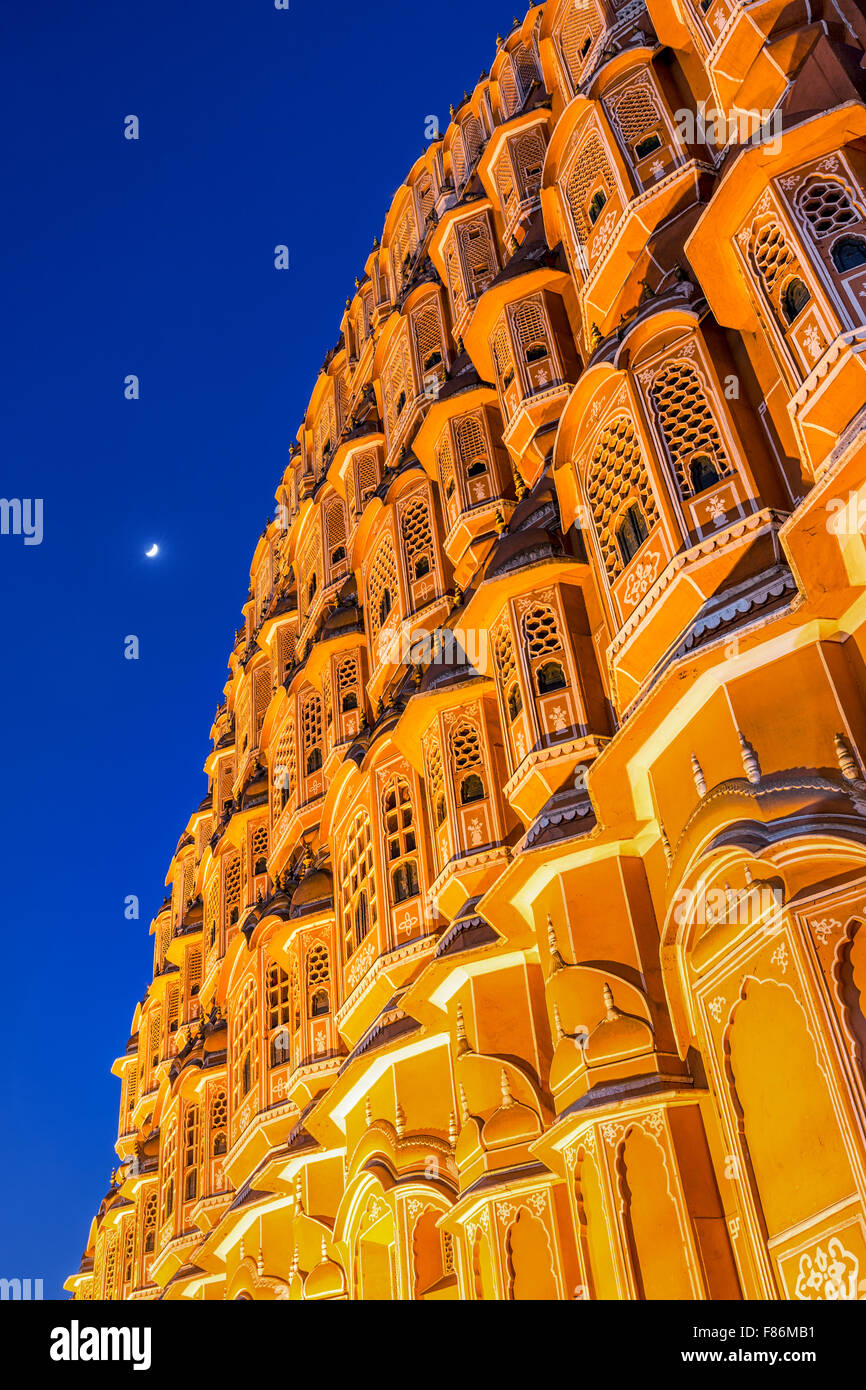 Nachtaufnahme von der Fassade des Hawa Mahal, Palast der Winde, Jaipur, Rajasthan, Indien Stockfoto