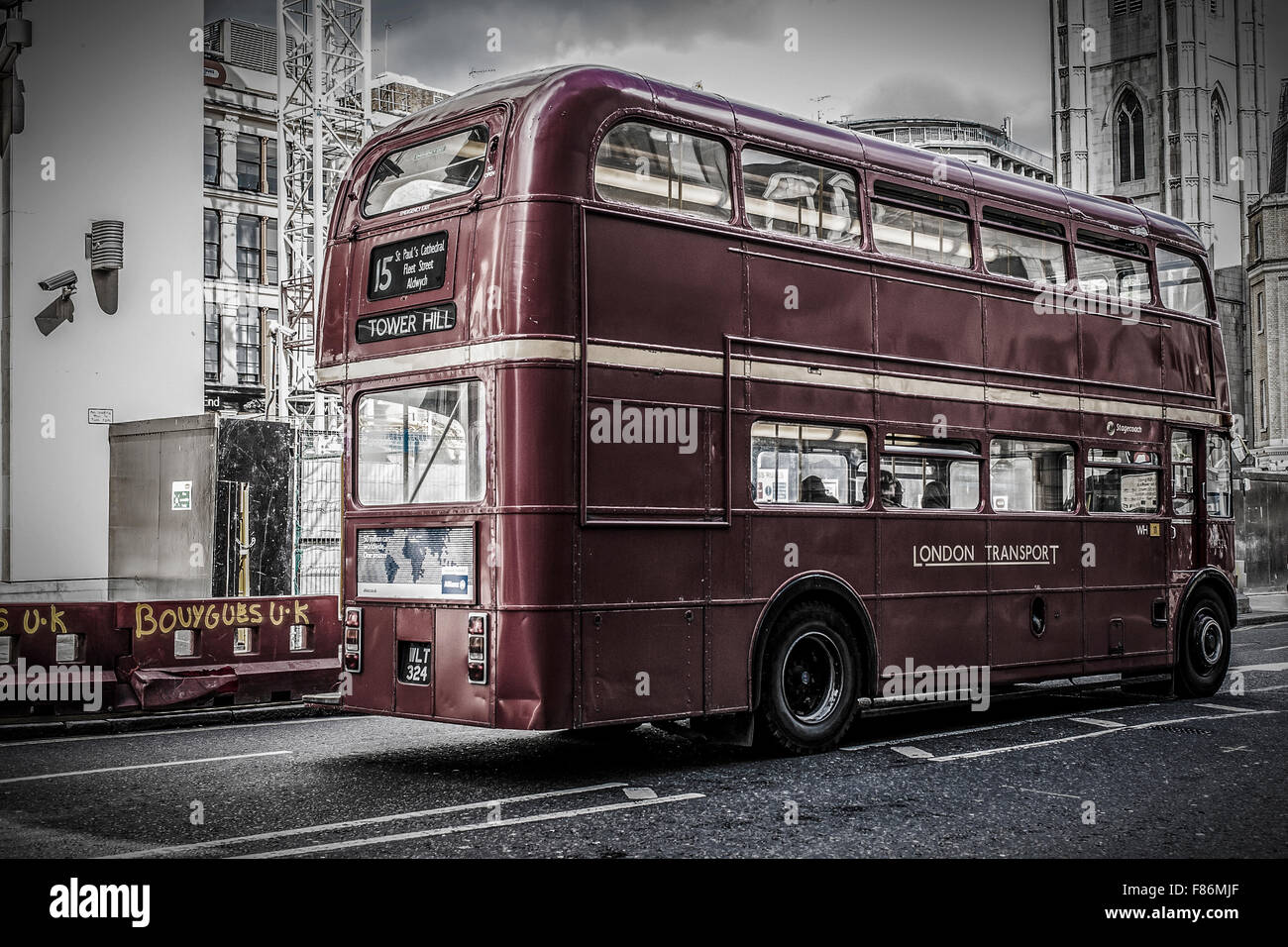 Nummer 15 Routemaster Red Bus auf dem Weg durch London Stockfoto
