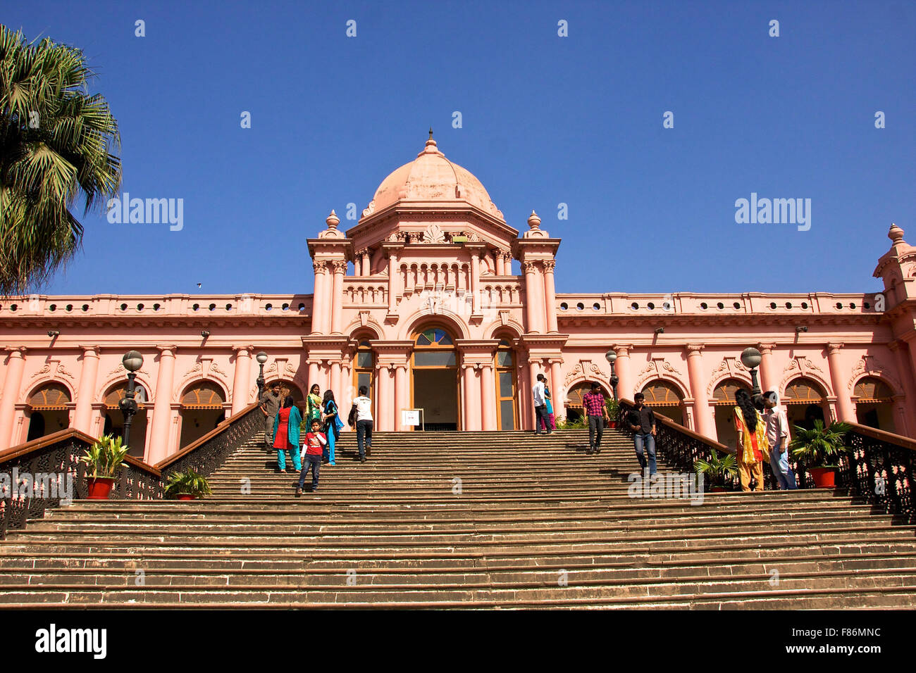 Treppe zum historischen Gebäude in Dhaka Stockfoto