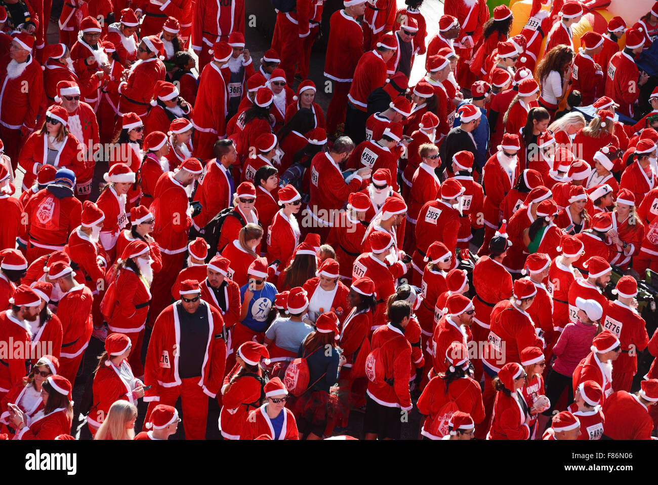 Las Vegas, USA. 5. Dezember 2015.  Tausende nehmen Teil am großen Santa Run an der Fremont Street Experience in Las Vegas Credit: Ken Howard/Alamy Live News Stockfoto
