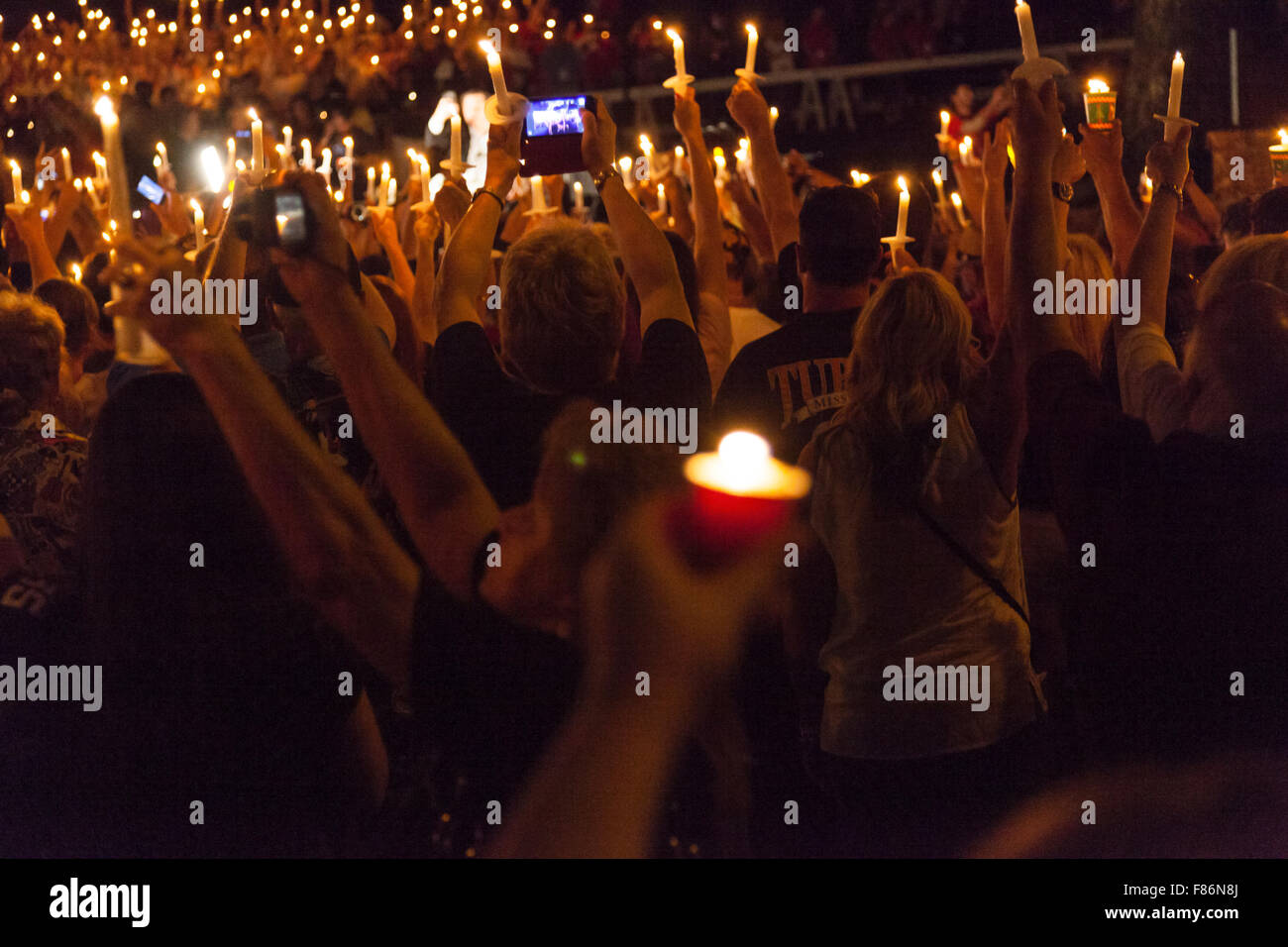 bei Kerzenschein nächtliche Vigil während Elvis Woche, Graceland, Memphis Tennessee, 15. August 2015 Stockfoto