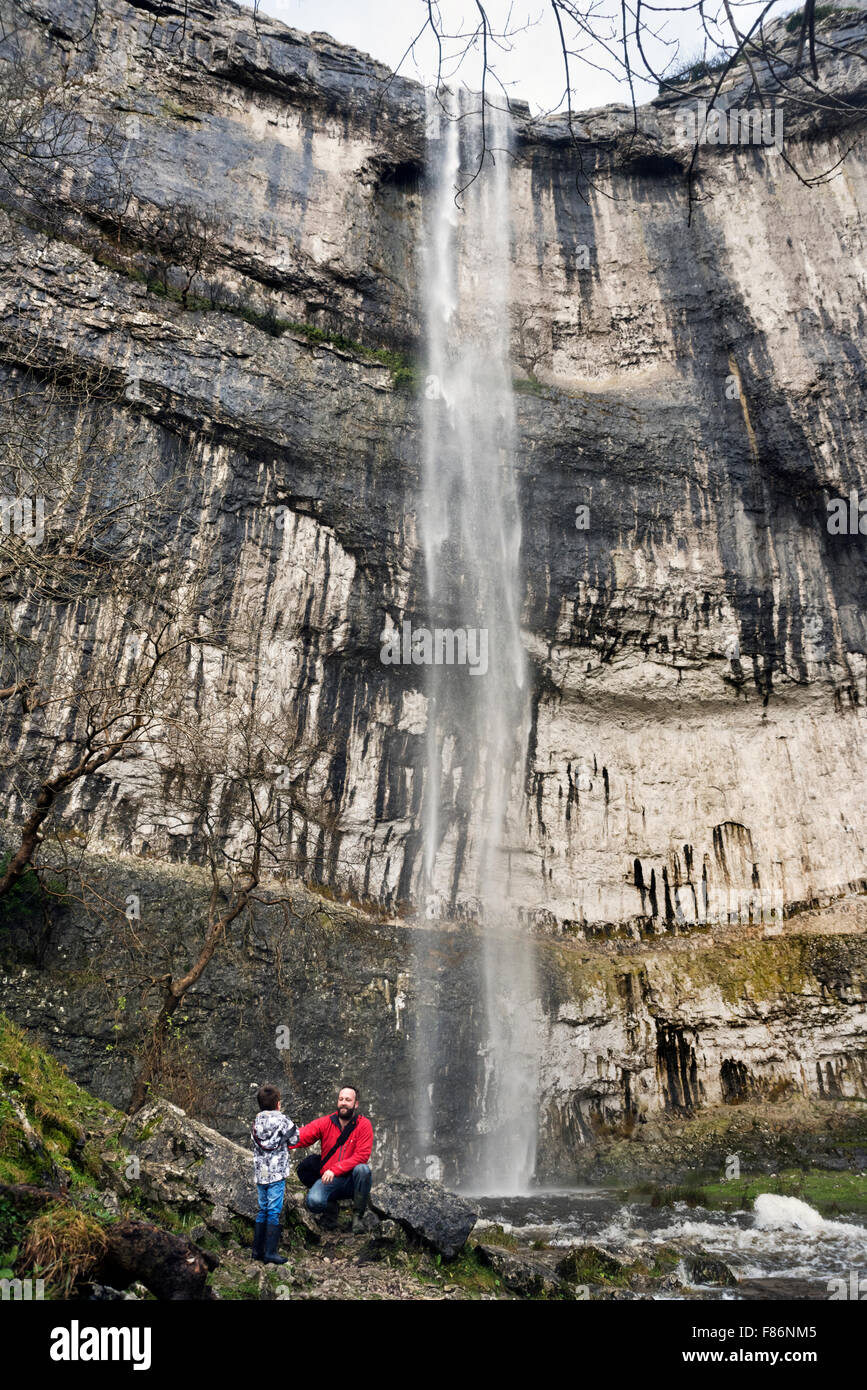 UK Wetter, Malham, North Yorkshire, UK. 6. Dezember 2015. Der Starkregen in Nordengland führte zu sehr seltenes Phänomen von einem erheblichen Wasserfall über den normalerweise trockenen Gesicht von Malham Cove, die viele Besucher angezogen hat.  Es scheint, dass es vorübergehend Großbritanniens höchsten ungebrochen Wasserfall wurde. Bildnachweis: John Bentley/Alamy Live-Nachrichten Stockfoto