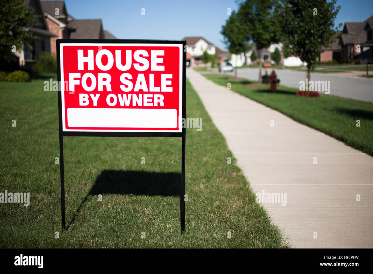 Für Verkauf durch Owner Hauszeichen in einem Vorgarten eines Hauses Stockfoto